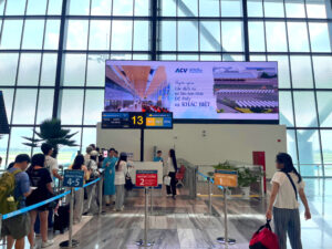 タンソンニャット空港 T3 3階 LED広告（保安検査後 Gate 13付近メインコンコース）