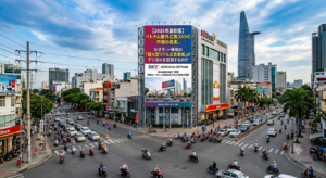 Biển quảng cáo ngoài trời tấm lớn của SEIKOSHA VIETNAM (SKV) tại nút giao thông đông đúc ở Hồ Chí Minh, Việt Nam
