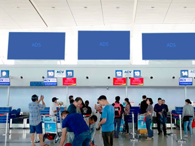 ハイフォン・カットビ国際空港のチェックインカウンター上部に設置されたSeikosha Vietnamのパノラマ広告スペース
