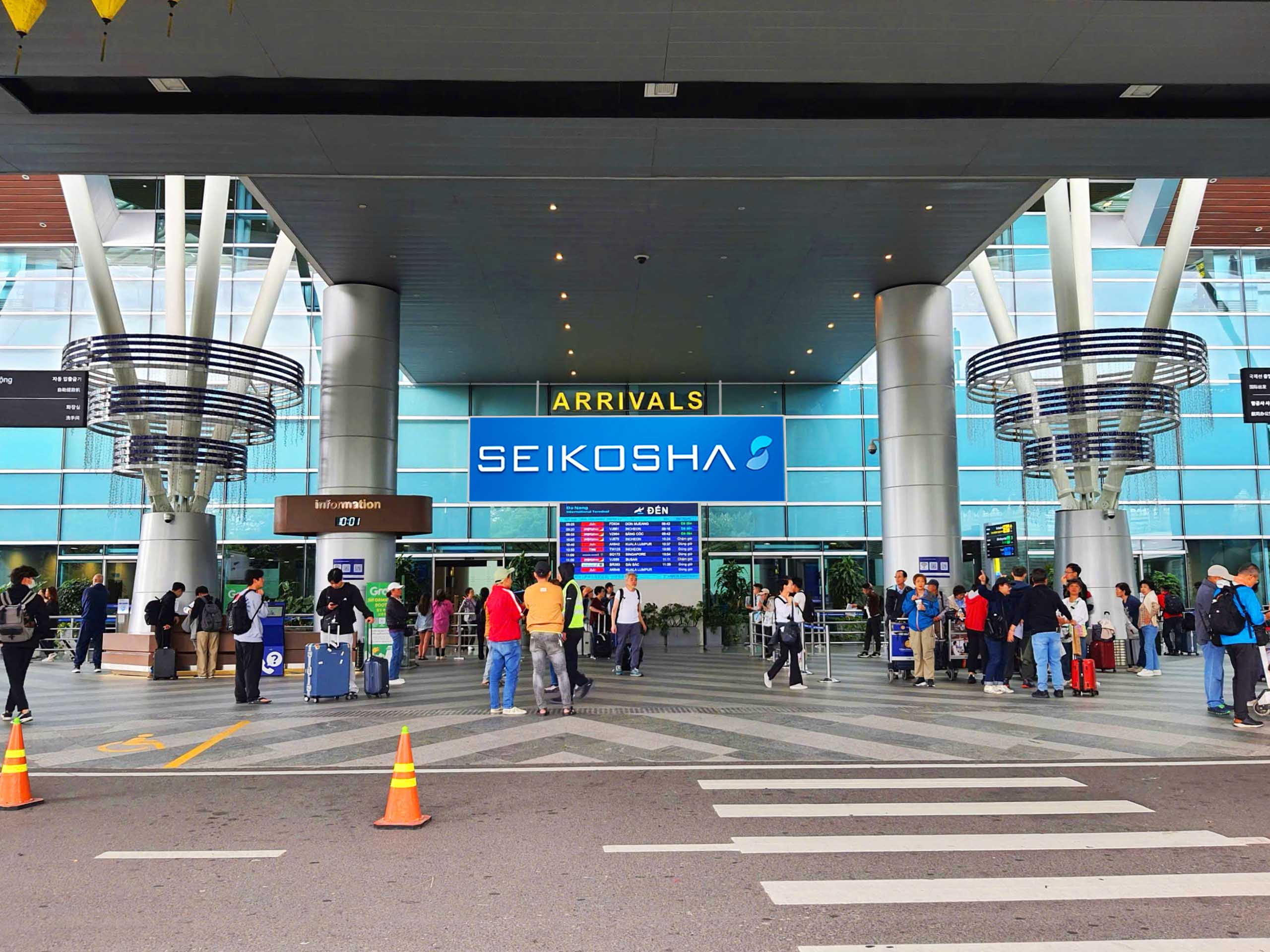 ダナン国際空港のロビー・制限区域待合室に設置されたSeikosha Vietnamのライトボックス広告