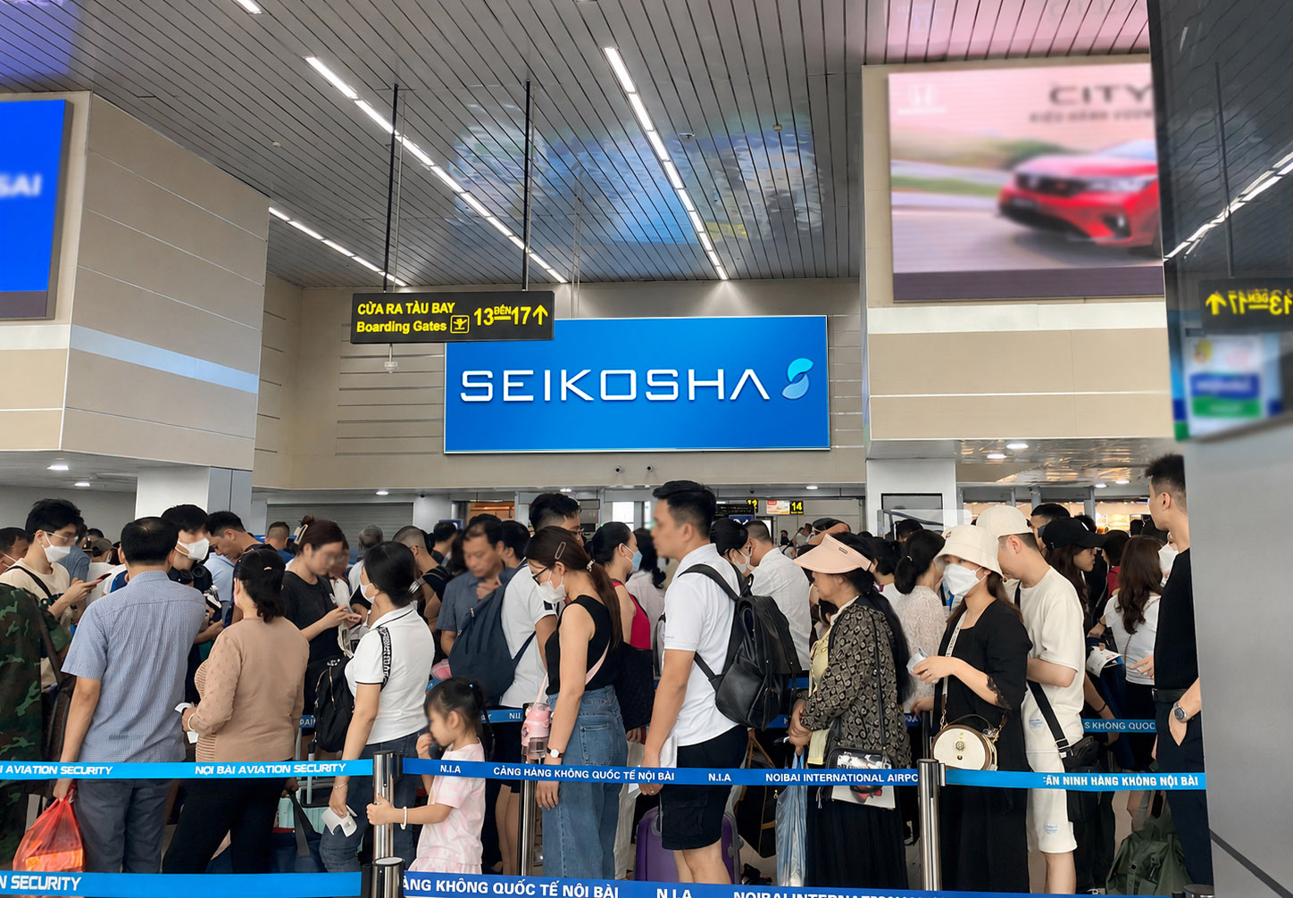 ノイバイ国際空港(ハノイ)の保安検査場沿いに設置されたSeikosha Vietnamの大型ライトボックス広告