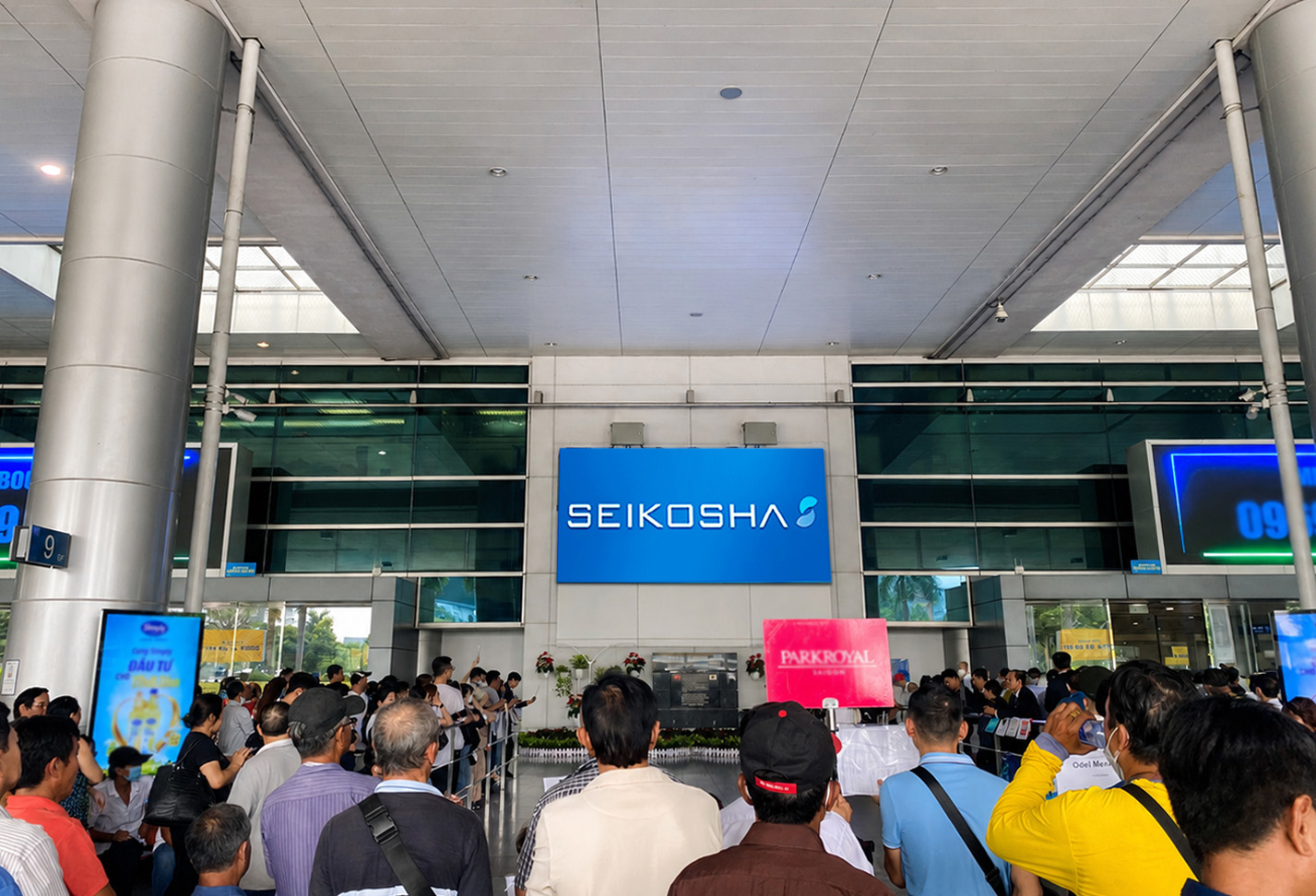 タンソンニャット国際空港(ホーチミン)の到着・手荷物受取所に設置されたSeikosha Vietnamのライトボックス広告