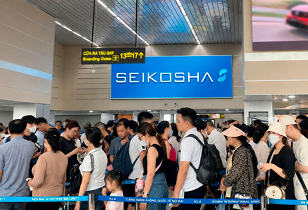 ノイバイ国際空港（ハノイ）の保安検査場沿いに設置されたSeikosha Vietnamの大型ライトボックス広告